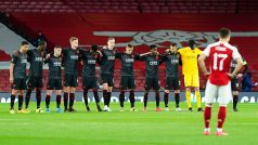 Fotbalisté pražské Slavie se před zápasem s Arsenalem společně objali