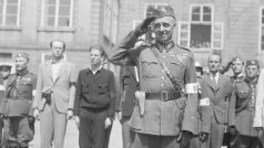 Generál Karel Kutlvašr při přehlídce Revolučních gard na Pražském hradě