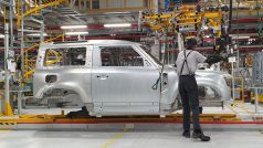 Zaměstnanec pracuje na výrboě automobilu ve výrobním závodě Jaguar Land Rover v Nitře