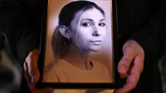 Kolega ukrajinské novinářky Victorie Roshchyny drží její fotografii během akce k uctění Victoriiny památky v Kyjevě 11. října 2024