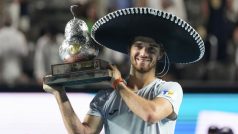 Tomáš Macháč s trofejí z Acapulca