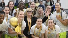 ZVVZ USK Praha ovládl nejvyšší českou ženskou basketbalovou ligu popatnácté v řadě, trenérka Natália Hejková u toho však byla naposledy