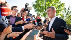 Andrej Babiš přichází do sídla ANO