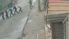 Video zveřejněné The New York Times zachycuje ruské výsadkáře, jak vedou s namířenými zbraněmi několik mužů ulicí města Buča