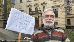 Jiří Gruntorád drží hladovku před Úřadem vlády