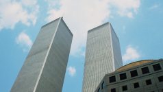 Dvojice mrakodrapů Světového obchodního centra, kterým se přezdívalo dvojčata, na fotografii z konce 80. let.