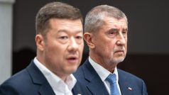 Předseda SPD Tomio Okamura (vlevo) a předseda hnutí ANO Andrej Babiš na tiskové konferenci opozičních stran ANO a SPD po opuštění jednacího sálu na mimořádné schůzi Sněmovny