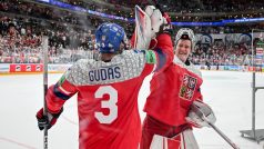 Obránce Radko Gudas si se všemi spoluhráči při odchodu na závěr ještě plácl. Jako poslední to byl hrdina dne gólman Lukáš Dostál
