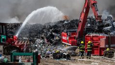Hasiči zasahují na skládce u obce Rynholec, kde bojují s rozsáhlým požárem plastového odpadu