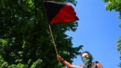 Anarchisté vyrazili na prvomájový průvod centrem Prahy
