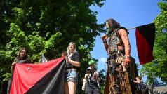 Anarchisté vyrazili na prvomájový průvod centrem Prahy