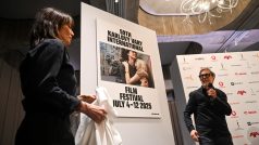 Odhalení letošního vizuálu karlovarského filmového festivalu, který má letos jednu dominantu, a to jednoduché lidské gesto – objímání