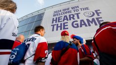 Fanoušci čekající před O2 Arenou, kde hraje zápasy mimo jiné i česká hokejová reprezentace