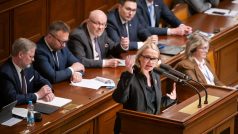Mimořádná schůze Poslanecké sněmovny ke koncepci armády do roku 2035, na kterou dorazil také prezident Petr Pavel. U řečnického pultíku ministryně obrany Jana Černochová (ODS)