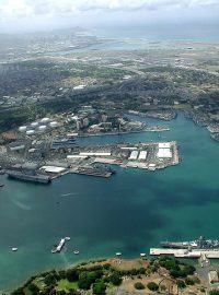 Celkový letecký pohled na zařízení námořní základny v Pearl Harboru v současnosti. V pozadí je hlavní město souostroví - Honolulu