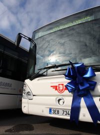 Pardubické autobusy na plyn očekávali novou výdejnístanici ve sváteční výzdobě