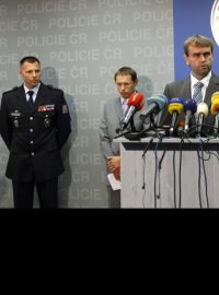 Zleva Tomáš Kužel, Petr Šereda,  Robert Šlachta a Petr Lessy vystoupili v Praze na brífinku k aktuálnímu stavu vyšetřování.