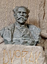 Antonín Dvořák (1841 - 1904), Hudební skladatel, návrh hrobky a busta jsou dílem Ladislava Šalouna