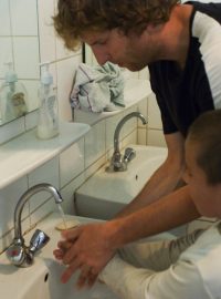 Děti jsou vedeny také k hygieně. Učí se tak mýt si ruce i čistit zuby.