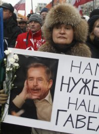 Václav Havel nikdy nezapomínal na ty, kdo nemají svobodu. Demonstrantka v Moskvě drží 24. prosince při protestech proti volebním výsledkům plakát s nápisem: „Potřebujeme našeho Havla“