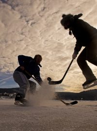 Hokejisté bruslí na zamrzlé lipenské nádrži