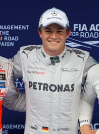 Zleva Lewis Hamilton, Nico Rosberg a Michael Schumacher po kvalifikaci Velké ceny Číny