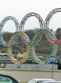 Při východu z letiště v Soči uvidíte olympijské kruhy