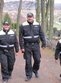 Asistenti prevence kriminality na kutnohorském hřbitově