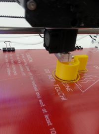 Dokončování píšťalky na 3D tiskárně.