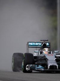 Lewis Hamilton při kvalifikaci v Sepangu