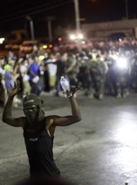 Demonstrace ve Fergusonu neustávají
