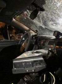 Interiér policejního vozu poničeného rozlíceným davem ve Fergusonu