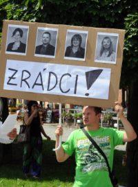Demonstrace před budovou magistrátu v Ústí nad Labem proti novému vedení města. Na snímku vlevo bývalý náměstek primátora Martin Mata