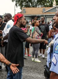 Policisté v americkém St. Louis při zásahu zastřelili dalšího černocha. To okamžitě vyvolalo ostrou reakci lidí, kteří u místa činu protestovali proti policejnímu násilí