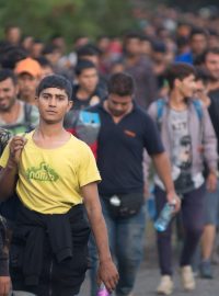 Vlna uprchlíků se blíží k hraničnímu přechodu Hegyeshalom