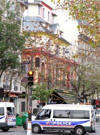 Vyšetřovatelé před pařížským klubem Bataclan den po teroristických útocích