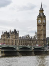 Hodinová věž Big Ben v Londýně, která je součástí Westminsterského paláce (Houses of Parliament), řeka Temže, Westminster Bridge