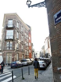 Ulice v bruselské čtvrti Schaerbeek, v níž policie objevila byt teroristy Abdeslama