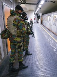 Belgičtí vojáci v bruselském metru