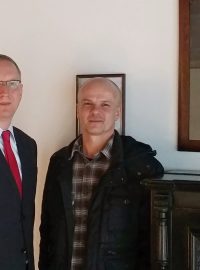 Velvyslanec v Gruzii Tomáš Pernický a reportér Martin Knitl