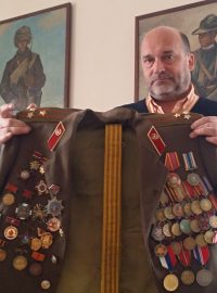 Ředitel Vojenského historického ústavu v Praze Aleš Knížek s uniformou plukovníka Kandareliho
