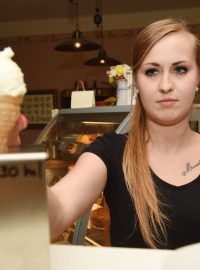 Cukrárna v Lošticích vyrobila tvarůžkovou zmrzlinu jako první na světě