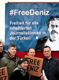 Demonstrace v Německu na podporu zadrženého novináře Yücela