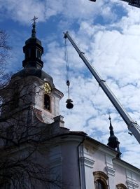 Návrat opraveného zvonu do kostela v Cítolibech