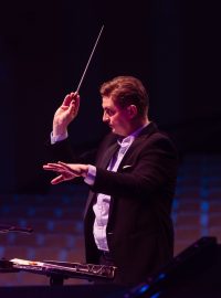 Dirigent Jan Kučera na koncertě Petr Hapka 80 v Kongresovém centru