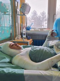 Pacient Jiří při ergoterapii. Od úrazu už uplynuly dva měsíce a je třeba aktivovat svalovou tkáň