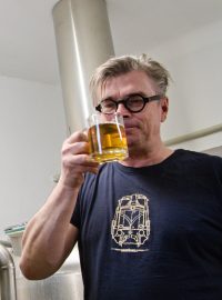 Jaroslav Rudiš ochutnává desetistupňové pivo pojmenované podle jeho literární postavy