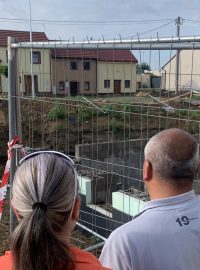 Manželé Ševelovi stojí u staveniště svého domu