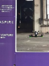 České autonomní drony využívají speciální algoritmy plánování trajektorií a řízení letu, které jim umožňují létat maximální rychlostí s extrémní přesností