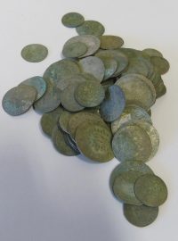 Část nalezených mincí z konce 17. století